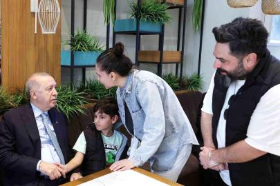 Cumhurbaşkanı Erdoğan, vatandaşlarla kafede sohbet etti