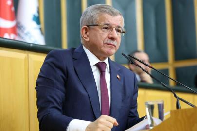 Davutoğlu: Cuma namazı çıkışı AK Partili kardeşim kulağıma eğilip dedi ki...