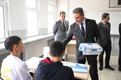 Erzurum Valisi Baruş, öğrencilere Süper Lig'e yükselen Erzurumspor'un formasını dağıttı
