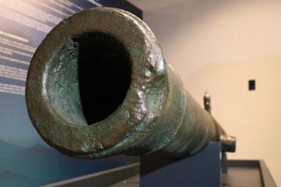 Gemi sökümünde ele geçirilen tarihi gemi topu İzmir'de görücüye çıktı