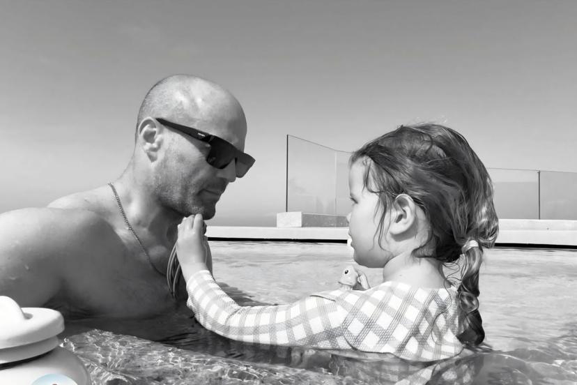 İngiliz oyuncu Jason Statham'dan sonsuzluk havuzunda poz