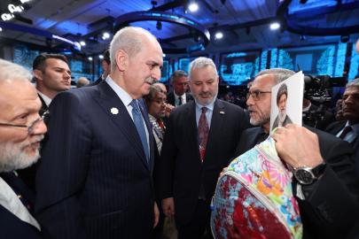 İran heyeti, PAB 152'nci Genel Kurulu'na İran'daki okul katliamında ölen bir öğrencinin kanlı sırt çantasıyla katıldı