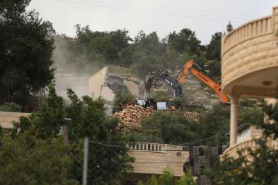İsrail askerleri Batı Şeria'da mülkiyet belgelerine rağmen Filistinli aileye ait evi yıktı