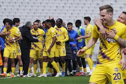 Küme hattında kritik 3 puan! Eyüpspor geriden gelip kazandı | Maç sonucu: Fatih Karagümrük 1-2 Eyüpspor