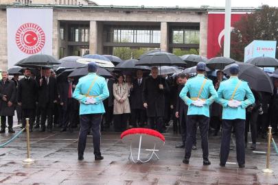 Kurtulmuş, TBMM'deki Atatürk Anıtı'na çelenk bıraktı