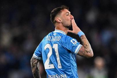 Napoli zirve takibini sürdürdü! Milan şampiyonluk şansını mucizelere bıraktı: Napoli - Milan maçı sonucu: 1-0