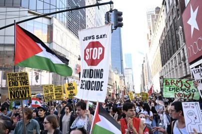 New York'ta İsrail'e silah satışına karşı düzenlenen protestoda yaklaşık 100 kişi gözaltına alındı