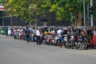 Sri Lanka Benzinli Araçlara Getirilen Kota Uygulamasını Tatil Döneminde Askıya Aldı