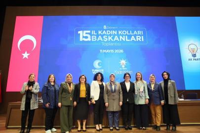 AK Parti Kadın Kolları Toplantısı'nda yeni üyelere rozetleri takıldı