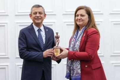AK Parti'ye geçen Burcu Köksal'dan CHP lideri Özgür Özel'e: Gecenin saat kaçında ne yazacağı belli olmuyordu