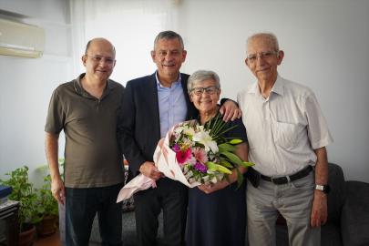 CHP Genel Başkanı Özel, Anneler Günü dolayısıyla Manisa'da ziyaretlerde bulundu
