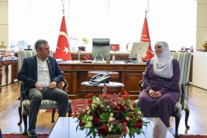 CHP Genel Başkanı Özgür Özel, 'Barış Anneleri' heyetini kabul etti