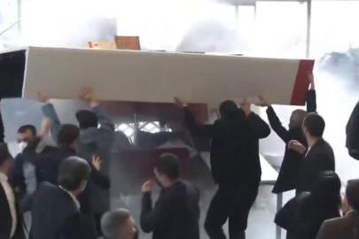 CHP Genel Merkezi'nin içi savaş alanına döndü! Göz gözü görmüyor