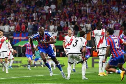 Crystal Palace, UEFA Konferans Ligi şampiyonu! İngilizler tek golle kupaya uzandı... (Maç özeti | Cyrstal Palace 1-0 Rayo Vallecano)