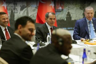 Cumhurbaşkanı Recep Tayyip Erdoğan, şampiyon Galatasaray'ı kupasıyla kabul etti