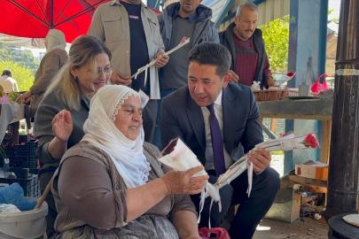 Feke Belediye Başkanı Cömert Özen, pazarda kadınlarla çiçek verdi