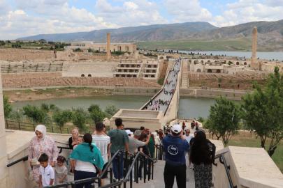 Tarihi Hasankeyf ilçesi bayramda ilgi odağı oldu