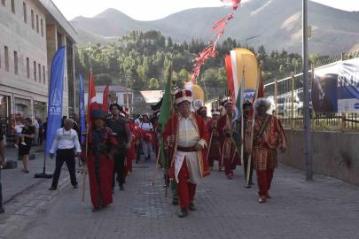 Bitlis’in kurtuluşunun 110. yılı coşkusu kortej yürüyüşüyle başladı