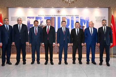 Bakan Yumaklı Valilik ve Büyükşehir Belediyesi’ni ziyaret etti