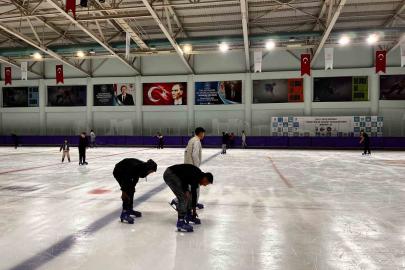 Kars’ta buz pistinde hareketli günler: Halk seansları devam ediyor