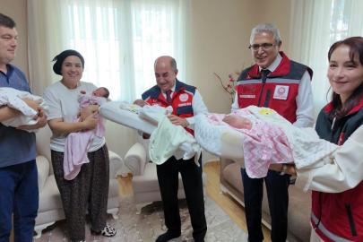 Dördüzleri olan aileye Bakan Göktaş’tan tebrik